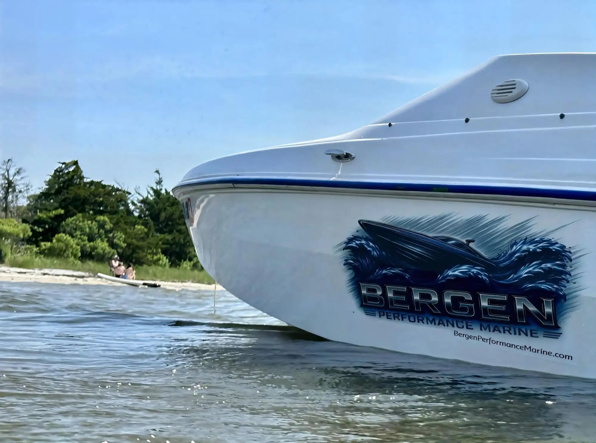 White speedboat with blue trim and a graphic decal featuring the word ’bergen’ above an illustration of a boat cutting through waves.